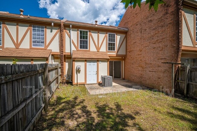 Building Photo - 749 Pleasant St