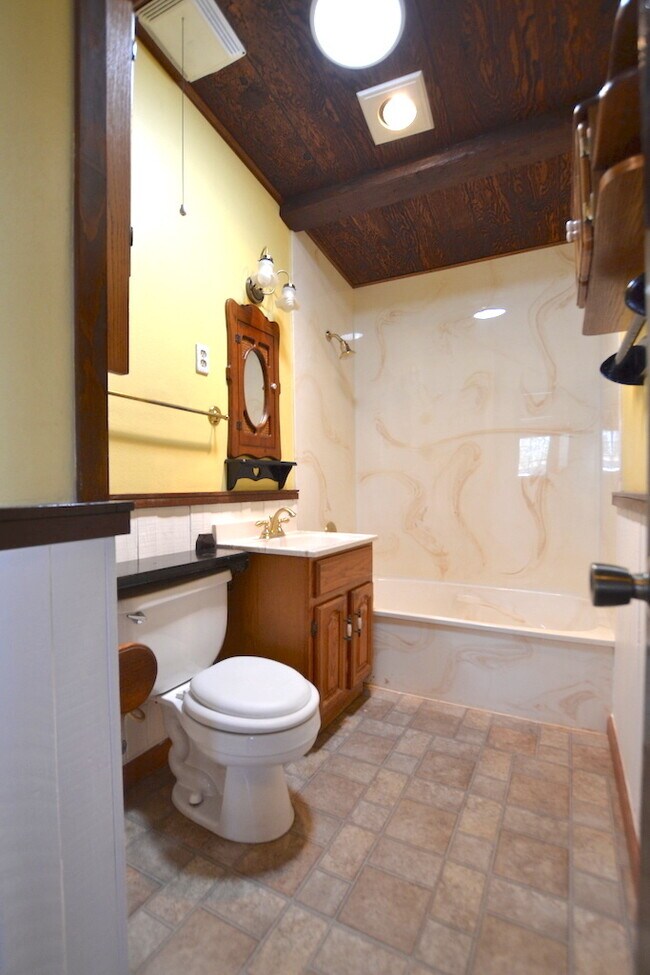 Building Photo - Move In Ready!  Amazing Tempe Location