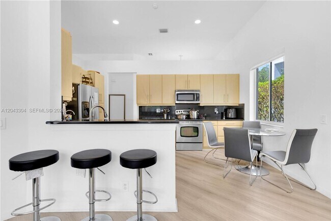 Building Photo - 1102 Camellia Cir