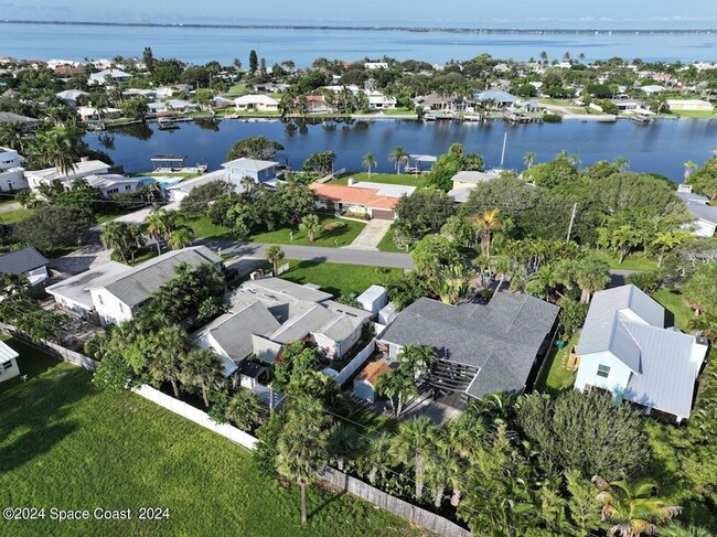 Building Photo - 1445 Bayshore Dr