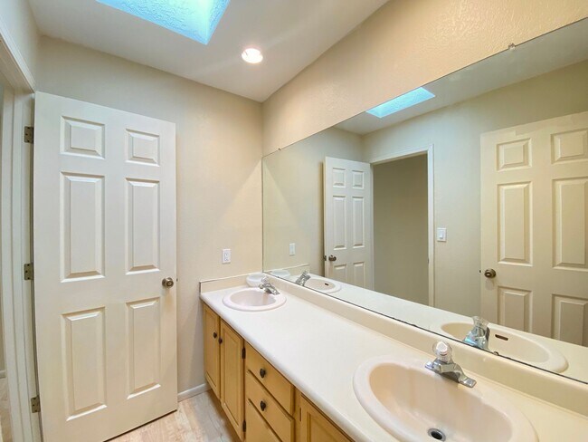 Building Photo - Spacious Home in Vista Primera