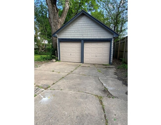 Building Photo - 4117 E Lewis St