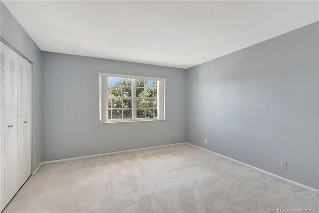 Building Photo - 1504 SE Royal Green Cir