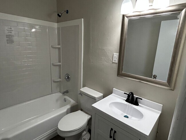 Building Photo - 3 Bedroom!