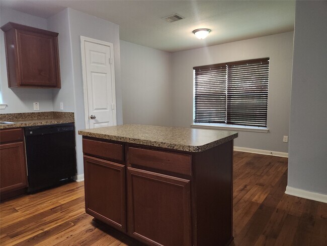 Building Photo - 303 Pine Mist Ln