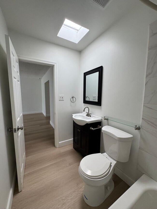 Building Photo - 835 W 165th Pl