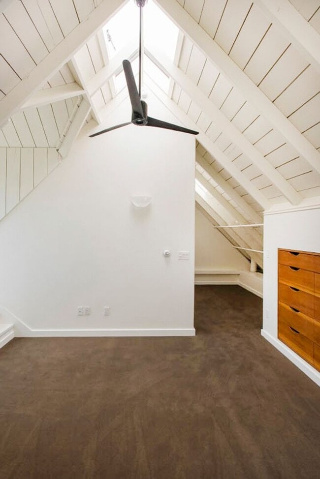 Building Photo - Balcony & Gas Fireplace: Sunny Apartment i...
