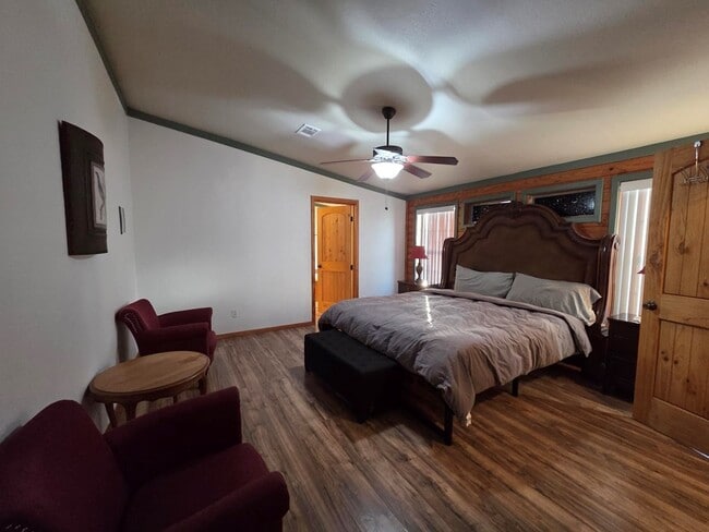 Building Photo - 708 Town Creek Rd