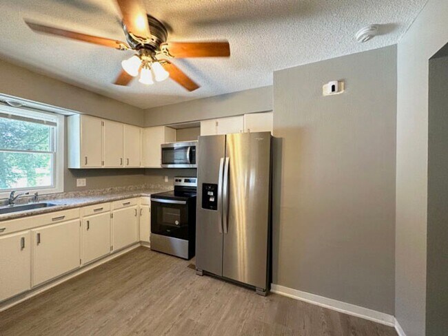 Building Photo - ESTABLISHED NEIGHBORHOOD!!  4 Bedroom, 2 Bath Home in Ankeny