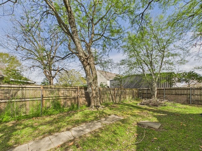 Building Photo - COMING SOON! 1 Bed, 1 Bath Cottage Near UL!