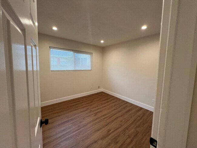 Building Photo - 4325 W 135th St