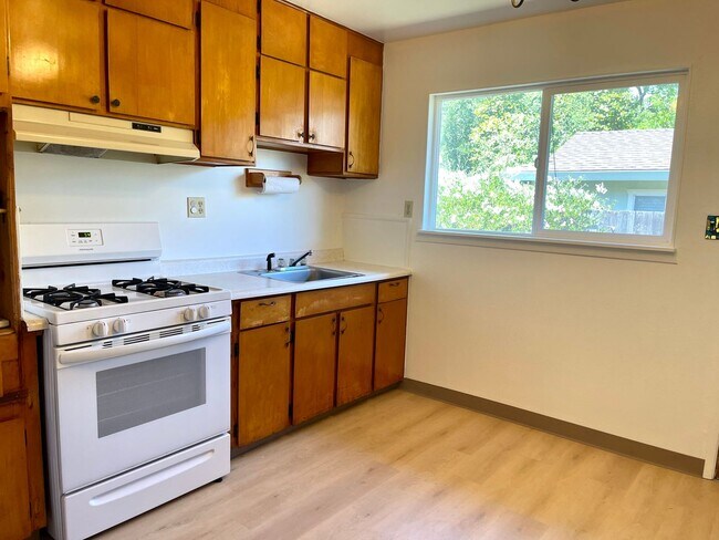 Building Photo - One level 2 bedroom duplex in Forestville! Near downtown!