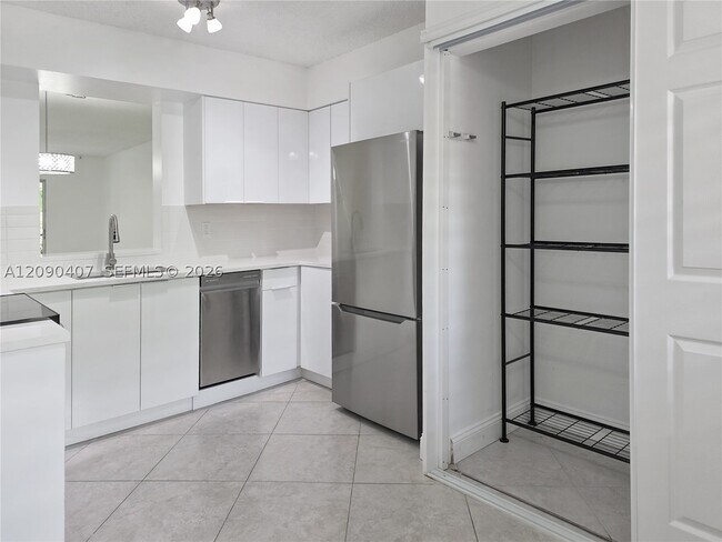 Building Photo - 2212 S Cypress Bend Dr