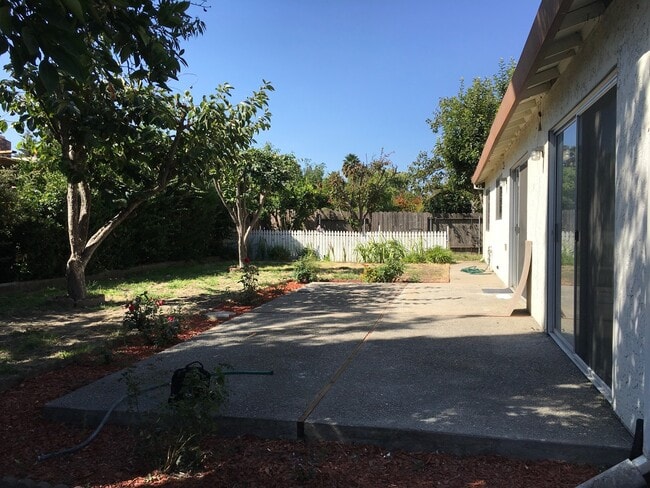Building Photo - Beautiful single story home 3bedrooms, 2ba...