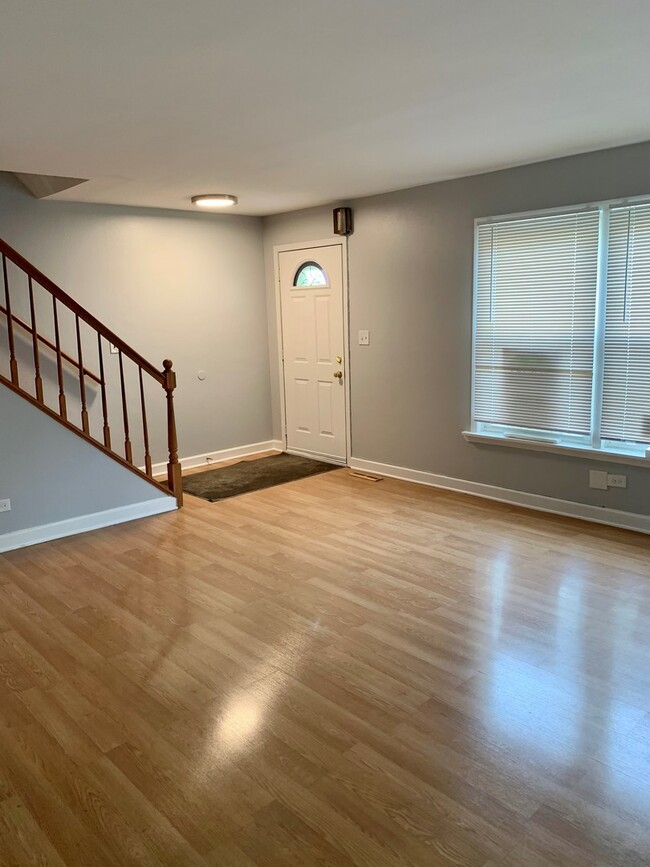 Building Photo - 822 Colonial Dr
