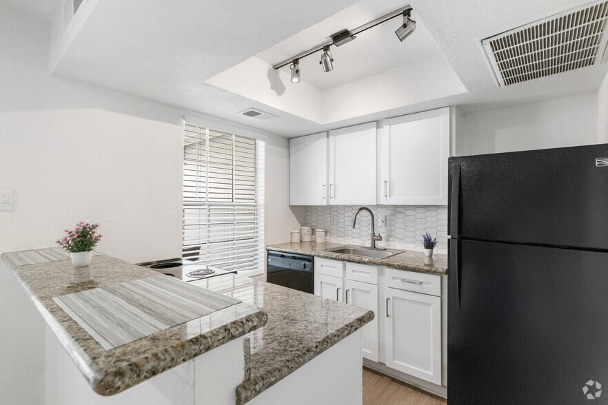 Studio, 1BA - 629SF - Kitchen - Mia LXMI Westchase West
