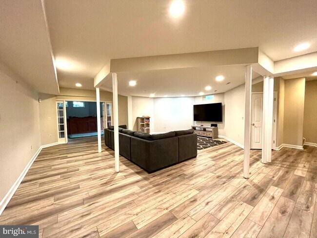 Building Photo - 18 Nantucket Ct