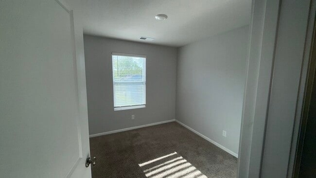 Building Photo - Lovely 3-Bedroom Home in a Quiet Kansas Ci...