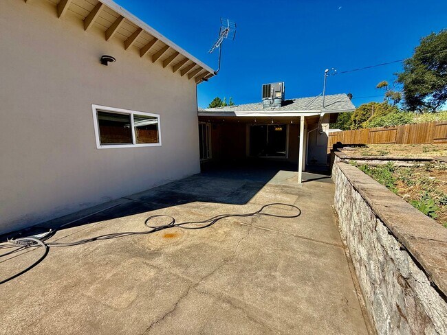 Building Photo - Great home available NOW