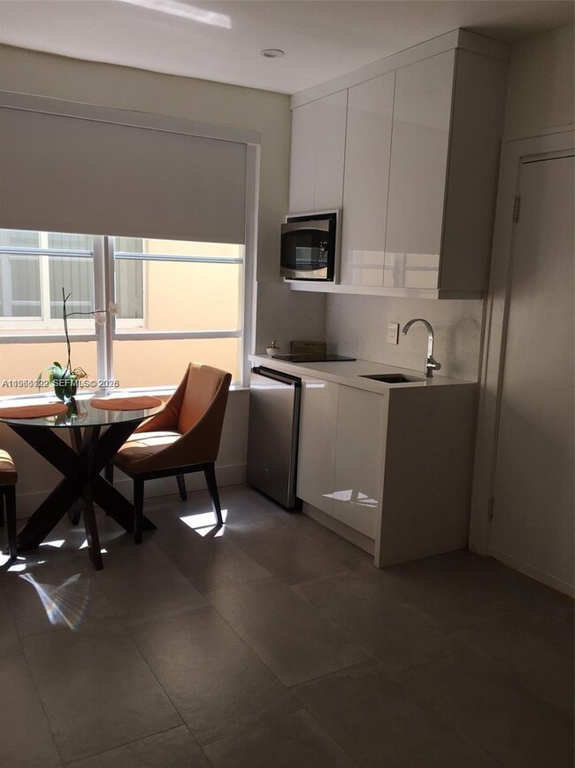 Building Photo - 119 Menores Ave