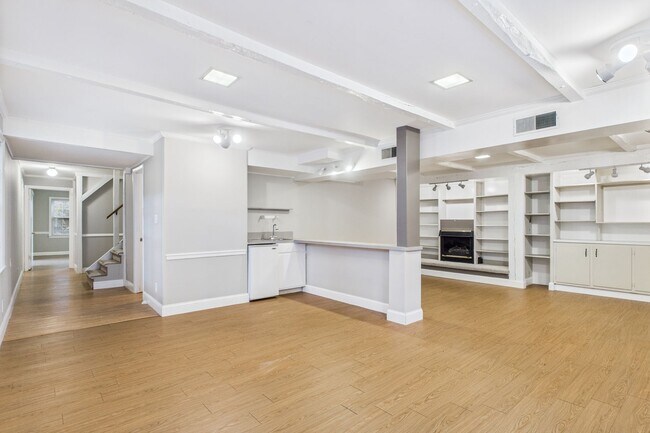 Building Photo - Large Home in Guilford Hills, Hardwood Flo...
