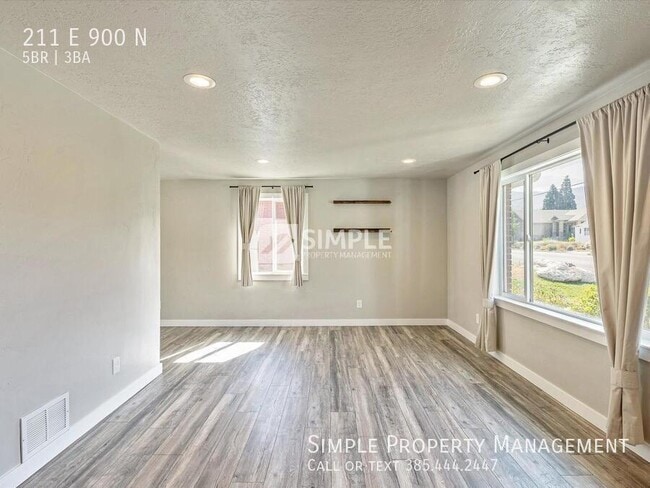 Building Photo - 211 900 N