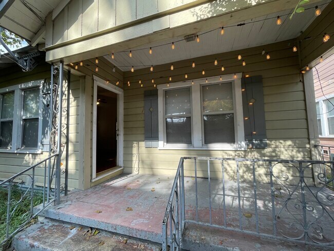 Building Photo - 713 E Elmira St