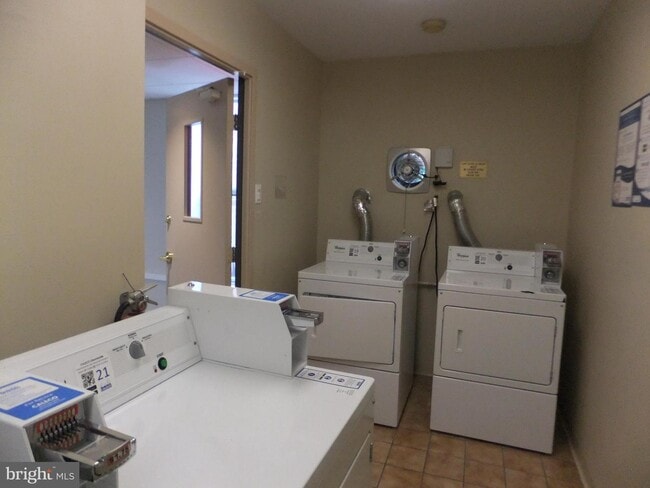 Building Photo - 1650 Oakwood Dr