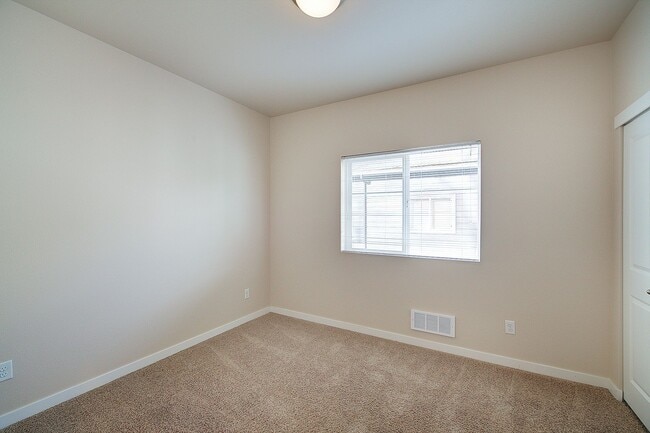 Building Photo - 2Bd/1.75Ba Issaquah Townhouse