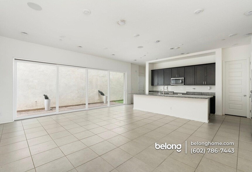 Building Photo - 221 E Balsam Dr