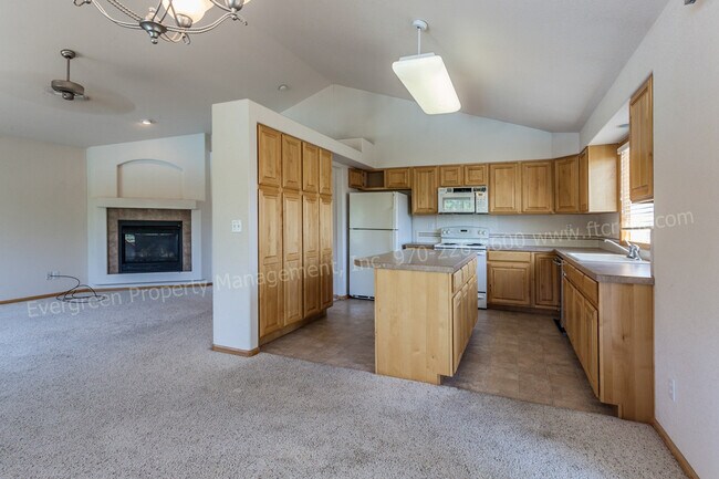 Building Photo - Fantastic 3 Bedroom, 2 bath Condo in SE Fo...