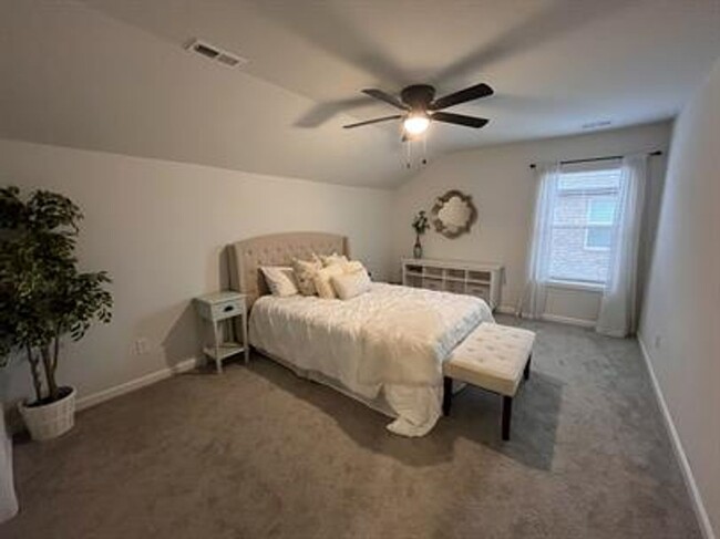 Building Photo - Beautiful 4-Bedroom Home with Office, Bonu...