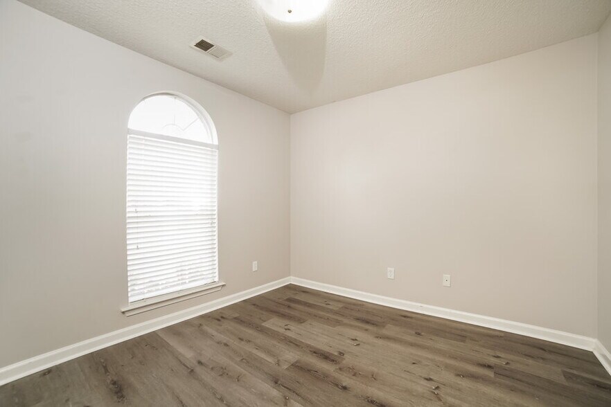 Building Photo - 6541 Sandbourne E