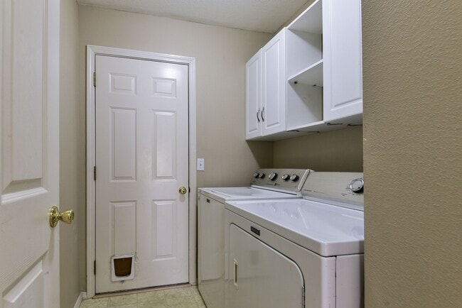 Building Photo - 325 Tall Oaks Dr