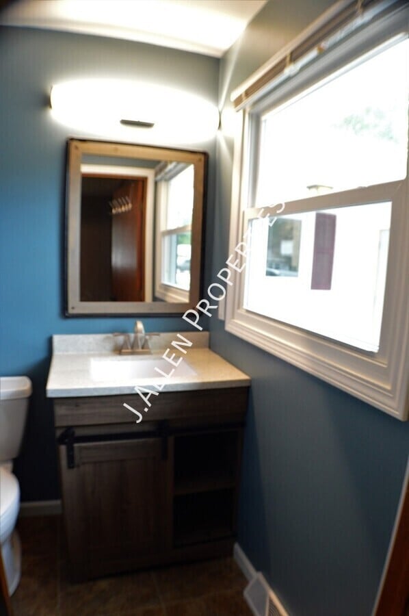 Building Photo - 2219 Sunset Ave