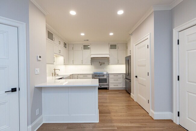 Building Photo - 1000 Kelton Cottage Way