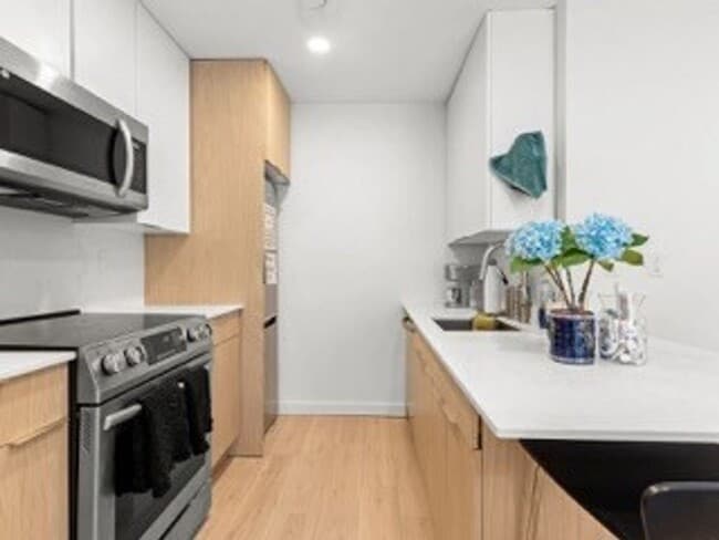 Building Photo - 1Br/1Bth apartment available June 1, 2026. Great location. Laundry in unit!