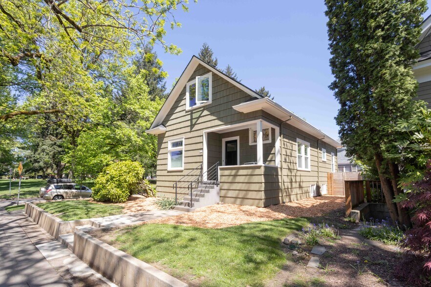 Building Photo - 532 NE 29th Ave