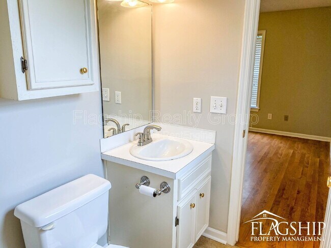 Building Photo - 3638 Highland Dr