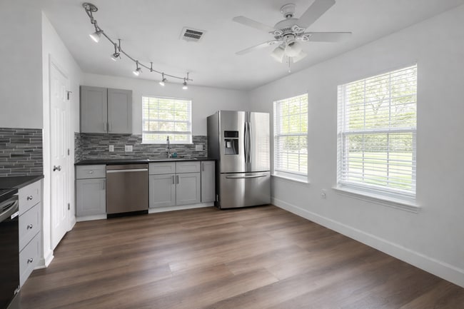 Building Photo - 4 Bed 2.5 Bath NEW MANAGEMENT!!!