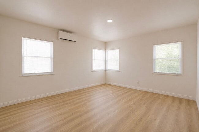 Building Photo - 4723 Arlington Ave