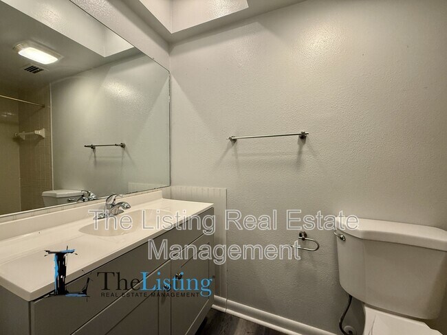 Building Photo - 2131 Ridge Rd S