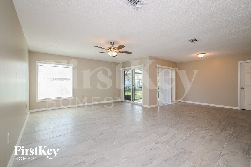 Building Photo - 724 Dromedary Dr