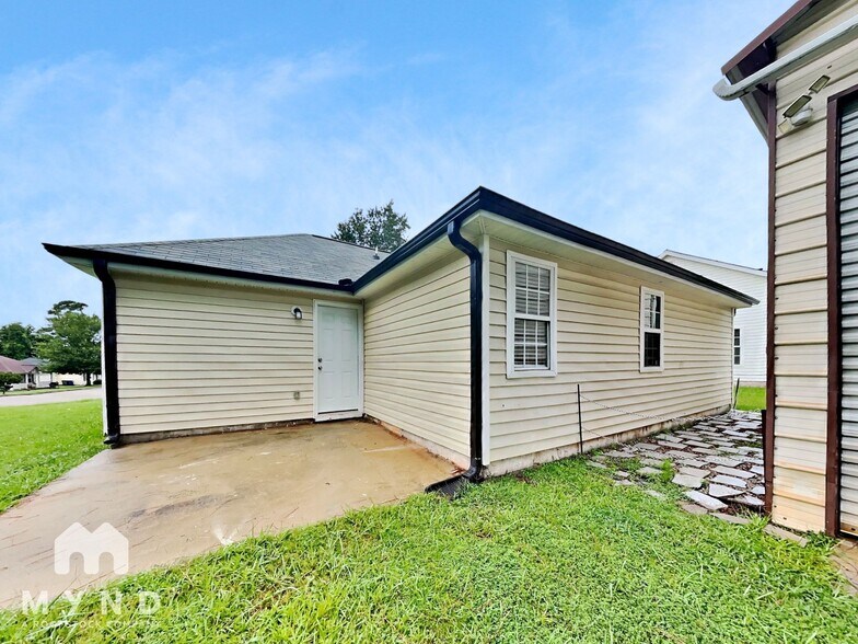 Building Photo - 129 Poplar Pointe Terrace