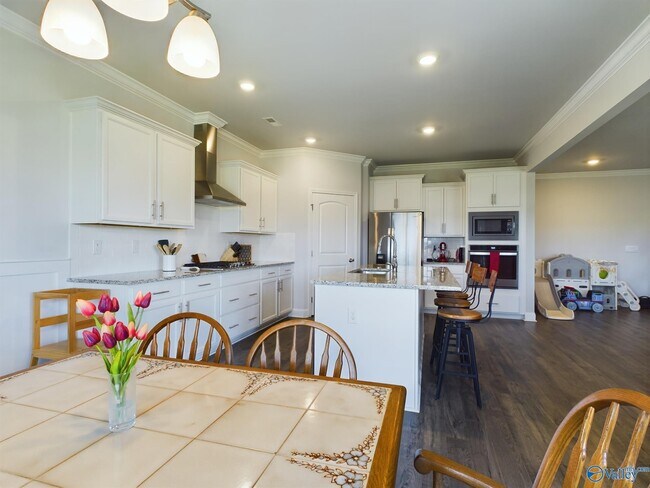 Building Photo - 219 Maureen Dr SW