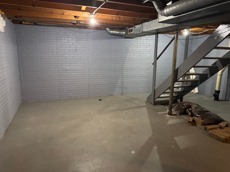 Building Photo - 2635 W 58th St