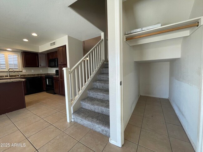 Building Photo - 1605 E Melanie St