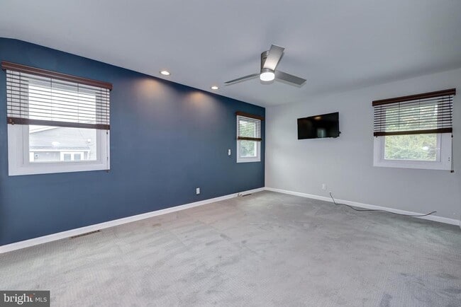Building Photo - 1717 Country Club Dr