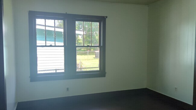Building Photo - 245 Sherwood Dr