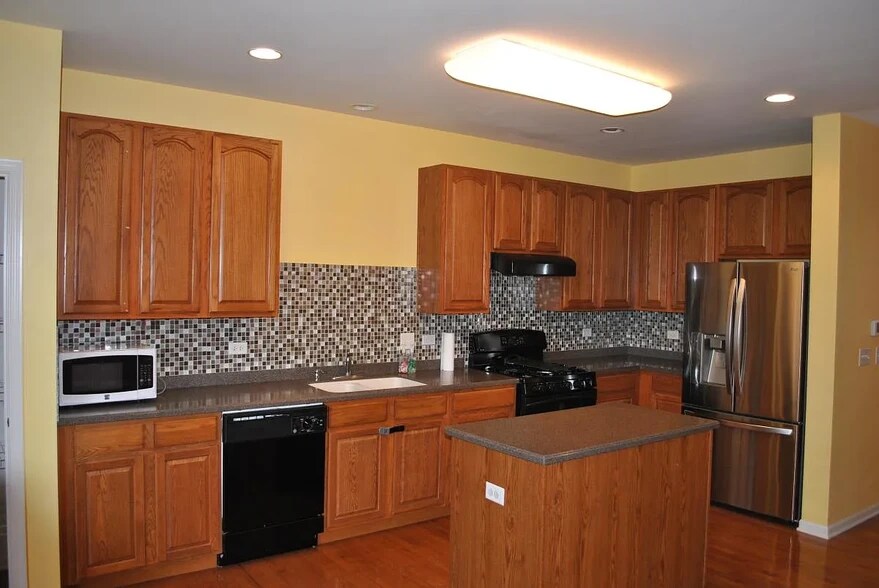 Building Photo - 825 Lewisburg Ln
